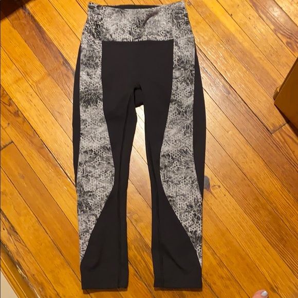 FABULOUS...Lululemon Sweat & Repeat Crop - Picture 6 of 10